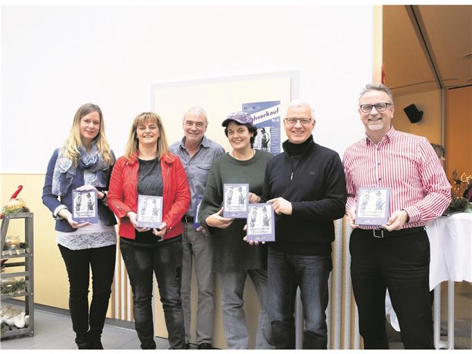 Präsentierten das neue Heimatbuch „Geschichten-Erzähler“ im Rahmen des Landfrauencafés in der Festhalle Althütte (von links): Sindy Horn, Petra Schweitzer, Rolf Rau, Daniela Hertler, Markus Frank und Bürgermeister Reinhold Sczuka. Foto: J. Fiedler