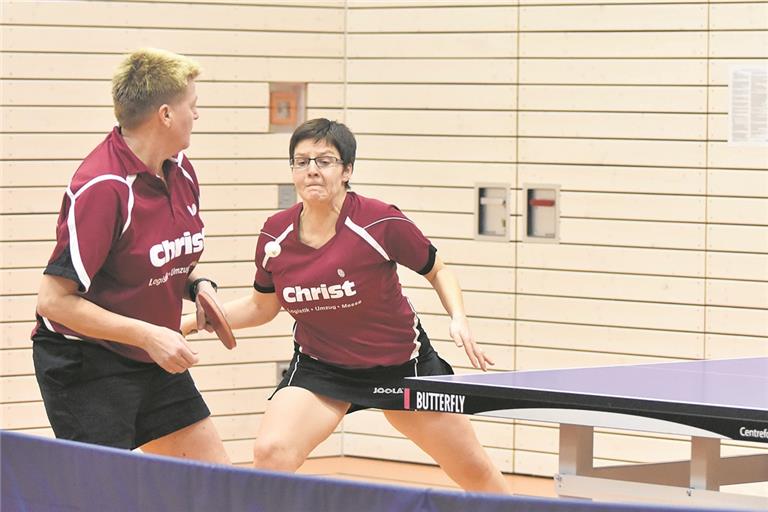 Präsentierten sich beim 8:2 im Kellerduell in Singen in guter Form: Die Burgstettenerinnen Elke Anders (links) und Ines Marquardt. Foto: T. Sellmaier