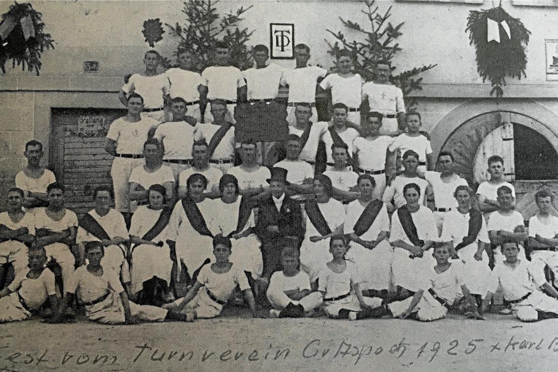 Präsentierten sich zum Turnfest 1925 in Großaspach: Albert Seeger, Viktor Zucker, Wilhelm Fahrbach, Hermann Oppenländer, Karl Strecker, Gotthilf Stecher, Fritz Küstner (hintere Reihe von links), Gottlieb Kölz, Richard Zucker, Hermann Lenz, Gotthilf Häußermann, Walter Zwicker, Karl Bückler, Hermann Brod (zweite Reihe von hinten), Turnwart Karl Gläser, Jakob Brosi, Otto Ebinger, Robert Weiss, Paul Peter, Gotthilf Schwenger, Wilhelm Stecher, Gottlieb Bay, Otto Baumann (mittlere Reihe), Karl Haber, Adolf Übele, Emma Schneck, Emma Erb, Frieda Seeger, Hilde Müller, Karl Streker, Marta Wöhrle, Emma Ebinger, Emma Fahrbach, Sannchen Klenk, Hermann Schwenger, Karl Brod (zweite Reihe von vorn) sowie unbekannt, Christian Fahrbach, Otto Mutschelkanus, Christian Strecker, Otto Wöhrle, unbekannt, Gotthilf Rueß.