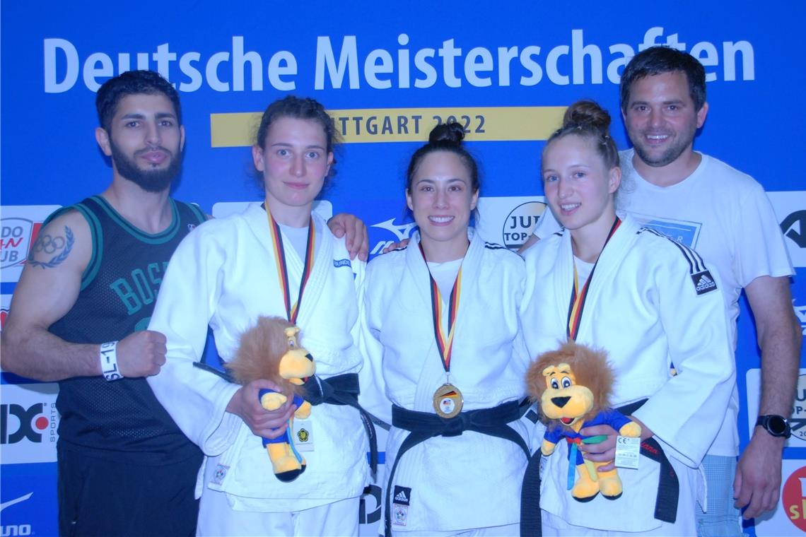 Präsentierten stolz das Backnanger Edelmetall: Die beiden Trainer Garik Harutyunyan (links) und Jens Holderle sowie Helena Grau, Katharina Menz und Chiara Serra (von links). Foto: Christoph Nesper