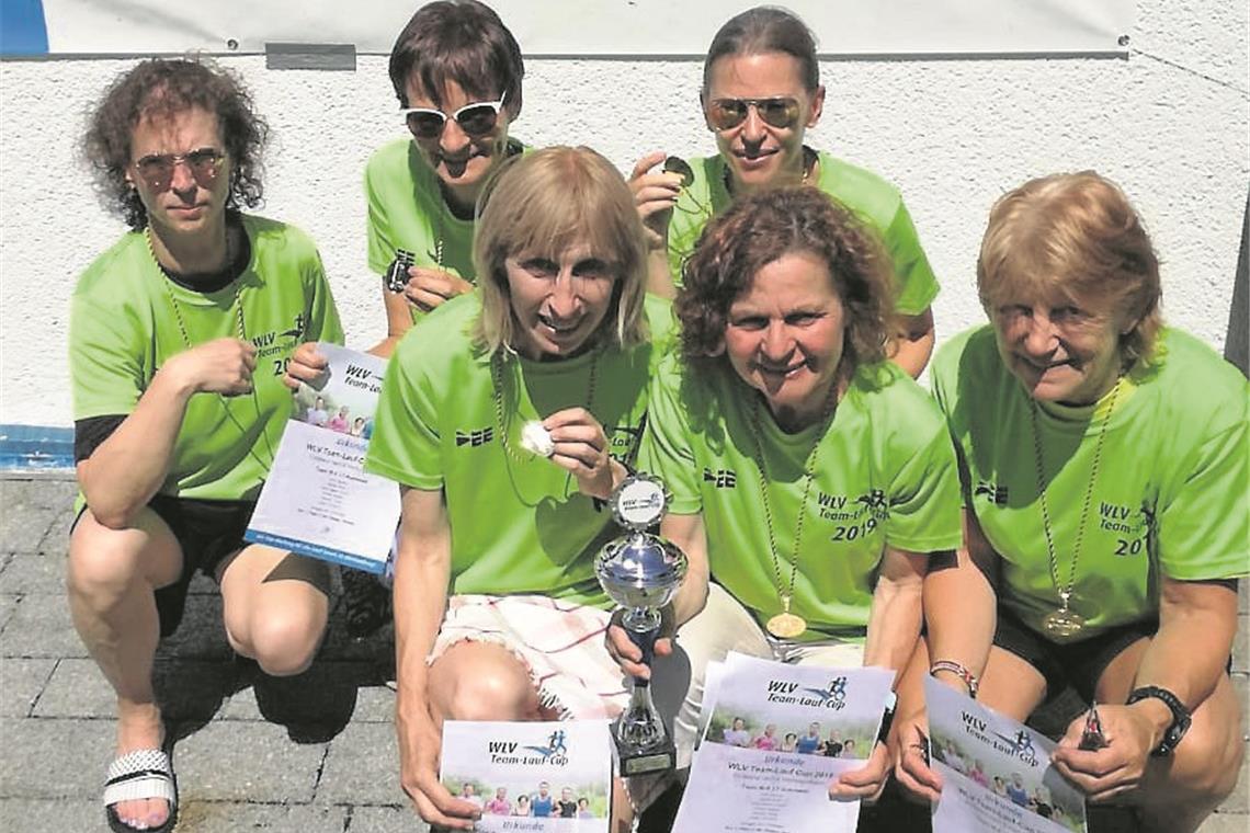 Auenwalderinnen setzen sich durch Präsentierten stolz ihre Medaillen, den Pokal und die Siegerurkunden: Tanja Bartsch, Monika Herb, Christine Nagel, Anita Sälzle, Ursula Heller-Bauer und Brigitte Würfel. Foto: privat
