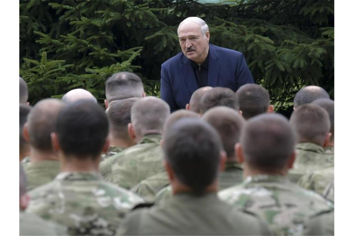 Lukaschenko besucht Militär und warnt vor Revolution