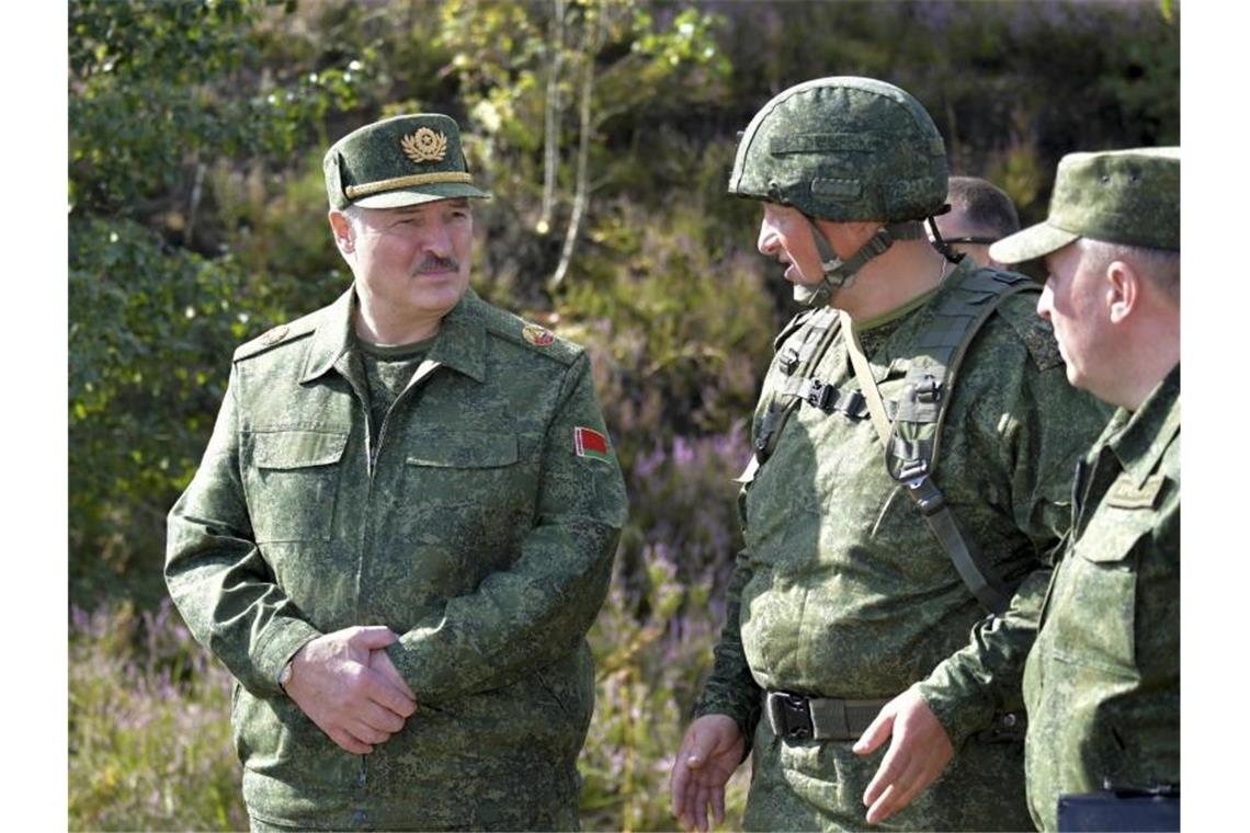 Präsident Alexander Lukaschenko (l) beim Truppenbesuch in Grodno. Foto: Andrei Stasevich/BelTA/AP/dpa