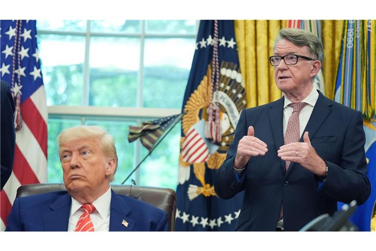 Präsident Donald Trump (l.) mit dem britischen Botschafter Peter Mandelson (r.): In einem Schreiben soll Mandelson Epstein als „besten Kumpel“ bezeichnet haben (Archivfoto).