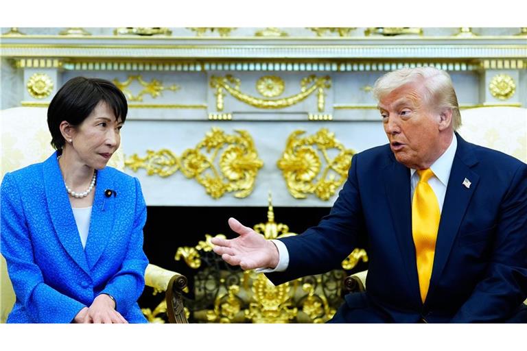 Präsident Donald Trump spricht mit Japans Premierministerin Sanae Takaichi im Oval Office des Weißen Hauses.