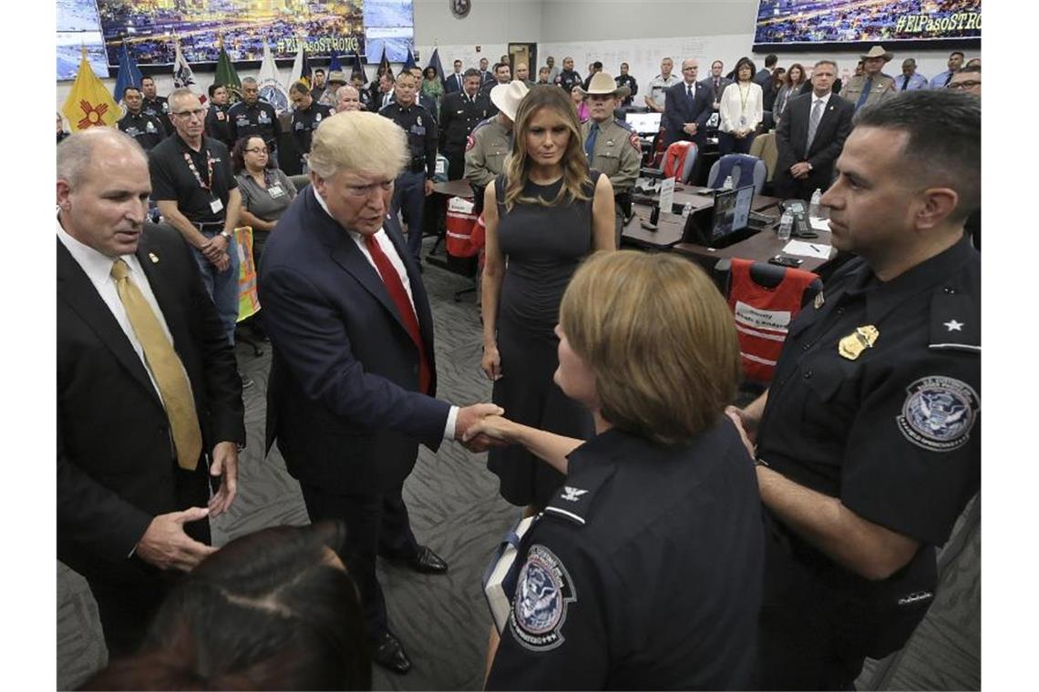 Proteste und Kritik bei Trumps Besuch in Dayton und El Paso Präsident Donald Trump trifft die US-Zoll- und Grenzschutzbeamte Donna Sifford, die zum Zeitpunkt des Massakers von El Paso bei Walmart einkaufte und den Opfern half. Foto: Mark Lambie/The El Paso Times