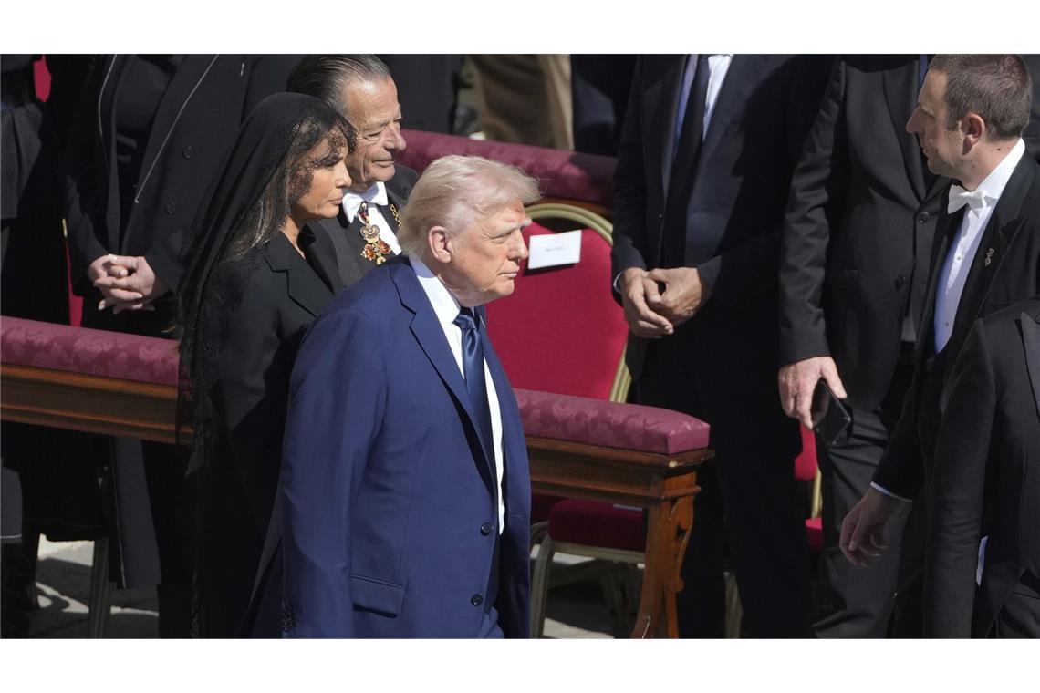 Papst warnt vor dramatischen Folgen von Glaubensverlust Präsident Donald Trump und First Lady Melania Trump kommen zur Beerdigung von Papst Franziskus auf dem Petersplatz im Vatikan.