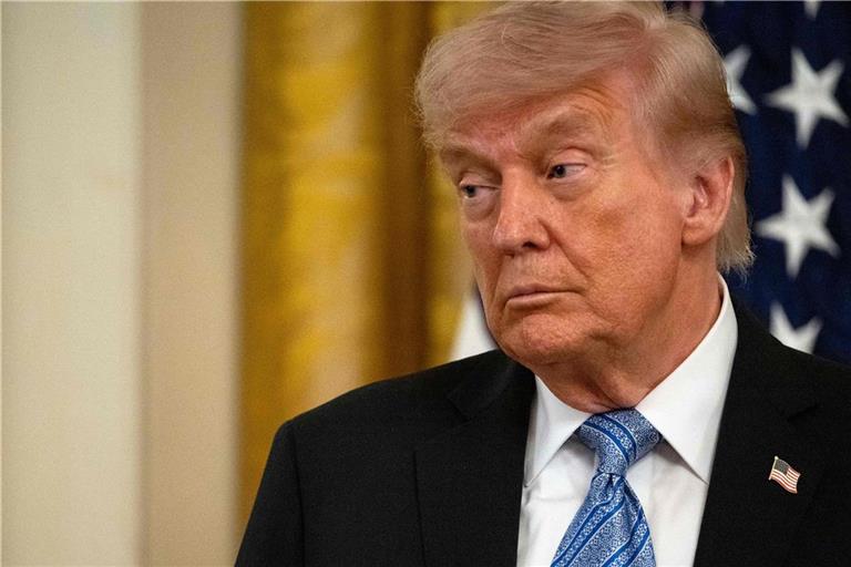 Präsident Donald Trump will den US-Einsatz für eine sichere Durchfahrt von Schiffen durch die Straße von Hormus "für kurze Zeit" aussetzen.