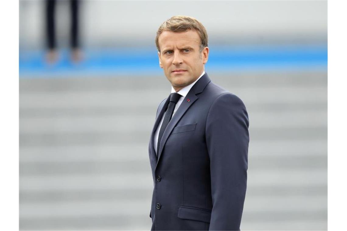 Präsident Macron bereitet Franzosen auf harte Zeiten vor Präsident Emmanuel Macron am französischen Nationalfeiertag in Paris. Foto: Christophe Ena/AP/dpa