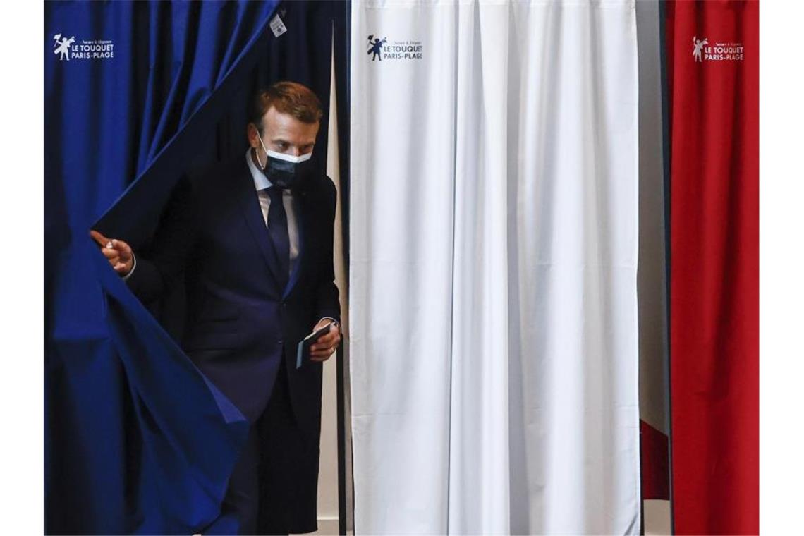 Präsident Emmanuel Macron geht als Verlierer aus der ersten Runde der Regionalwahlen hervor. Foto: Christian Hartmann/Pool Reuters/AP/dpa