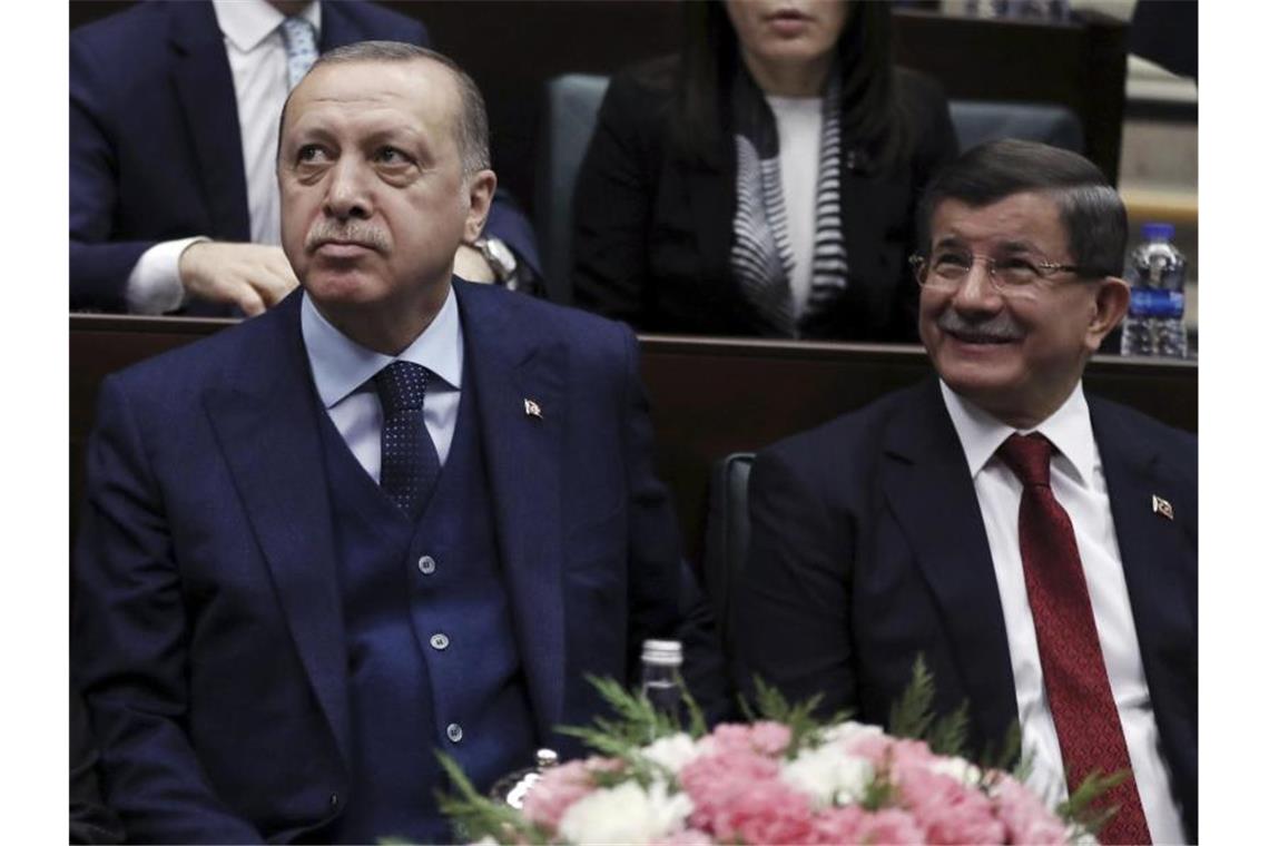 Präsident Erdogan (r) und Davutoglu im Januar 2018 bei einer Parlamentssitzung in Ankara. Foto: Burhan Ozbilici/AP/dpa