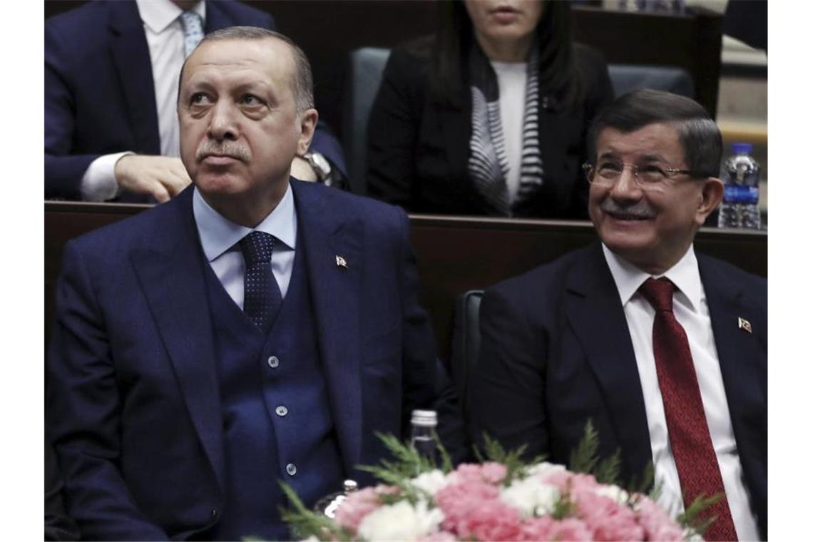Konkurrenz für Erdogan: Davutoglu stellt neue Partei vor Präsident Erdogan (r) und Davutoglu im Januar 2018 bei einer Parlamentssitzung in Ankara. Foto: Burhan Ozbilici/AP/dpa