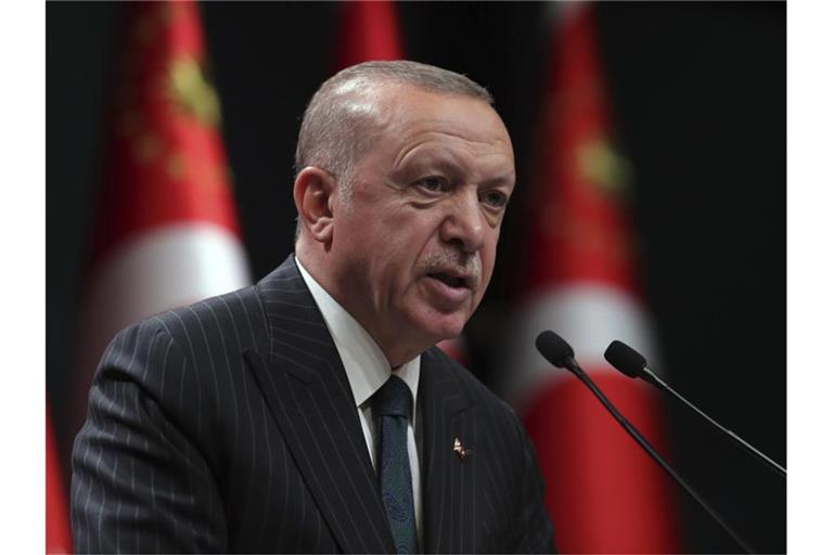 Präsident Erdogan während einer Fernsehansprache im Anschluss an eine Sitzung des türkischen Kabinetts. Foto: --/Turkish Presidency/ AP Pool/dpa