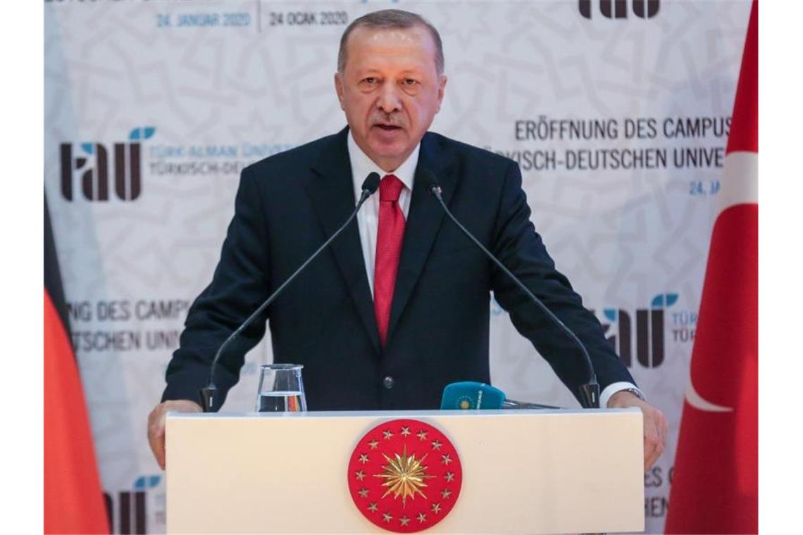 Merkel: Deutschland will Türkei in Flüchtlingspolitik helfen Präsident Erodgan: „Ich empfinde großes Glück, Frau Merkel fünf Tage nach der Berliner Konferenz in unserem Land willkommen zu heißen.“. Foto: Ahmed Deeb/dpa