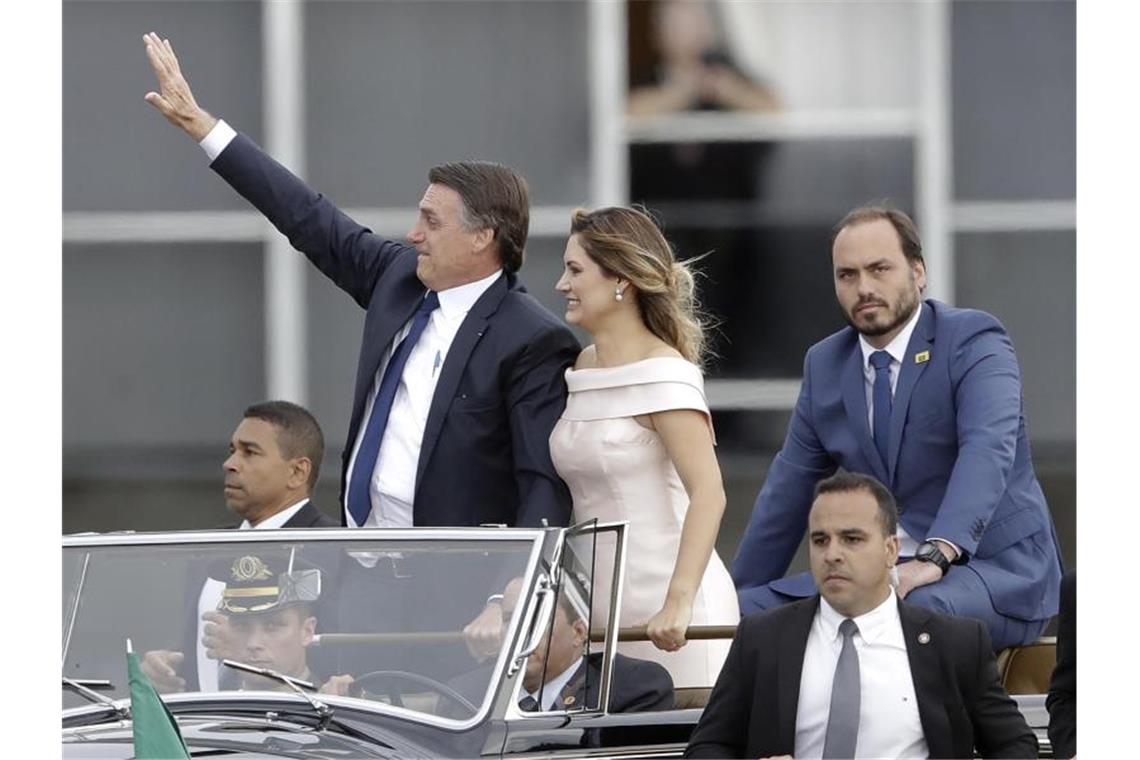 Präsident Jair Bolsonaro (l) zusammen mit seiner Frau Michelle und Sohn Carlos nach seiner Vereidigungszeremonie im Januar. Foto: Andre Penner/AP