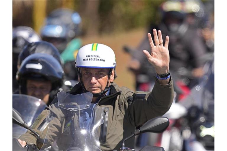 Präsident Jair Bolsonaro während der Motorrad-Rallye in Brasiliens Hauptstadt Brasília. Foto: Eraldo Peres/AP/dpa
