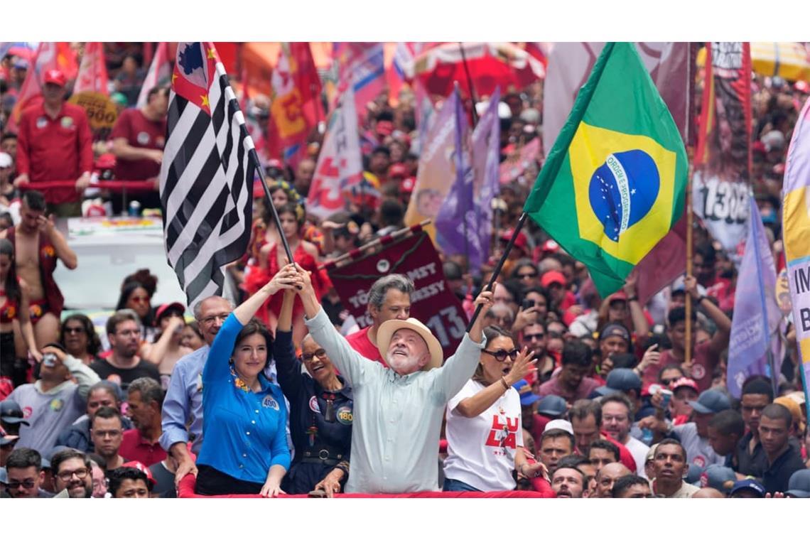 Präsident Luiz Inácio Lula da Silva auf einer Wahlkampfveranstaltung einen Tag vor den Wahlen in Brasilien. Herausforderer Bolsonaro will gegen den Lula gerichtlich vorgehen.