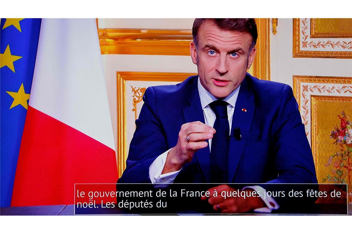 Macron in Politikkrise unter Druck - EU blickt nach Paris Präsident Macron will bis zum Ende seiner regulären Zeit 2027 im Amt bleiben.