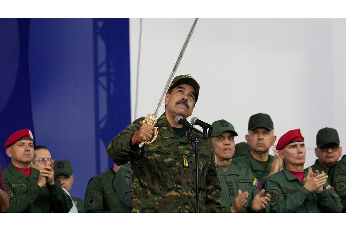 Präsident Nicolas Maduro schwingt ein Schwert.