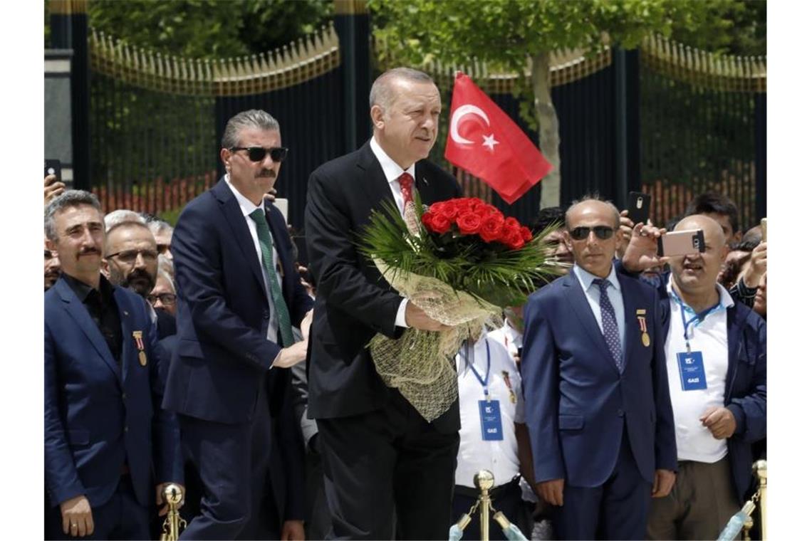 Gedenken an Putschversuch in der Türkei vor drei Jahren Präsident Recep Tayyip Erdogan (M) legt einen Blumenstrauß vor dem Märtyrer-Denkmal in Ankara nieder. Foto: Burhan Ozbilici/AP