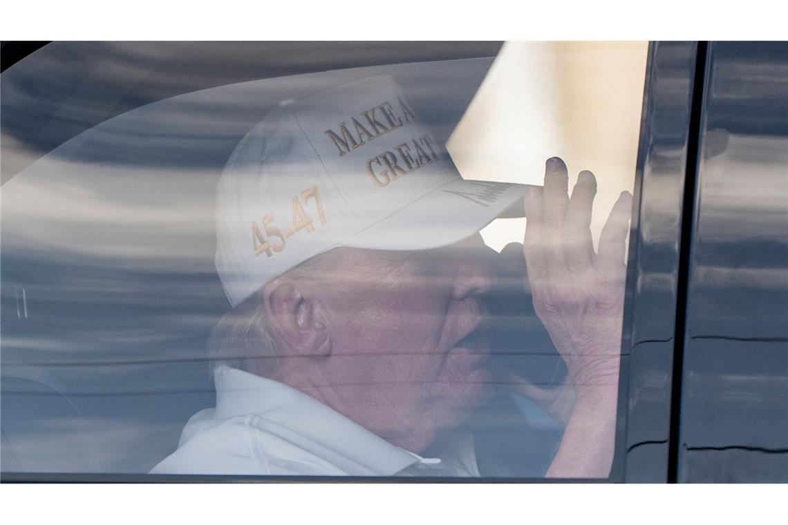 Präsident Trump geht Golf spielen.