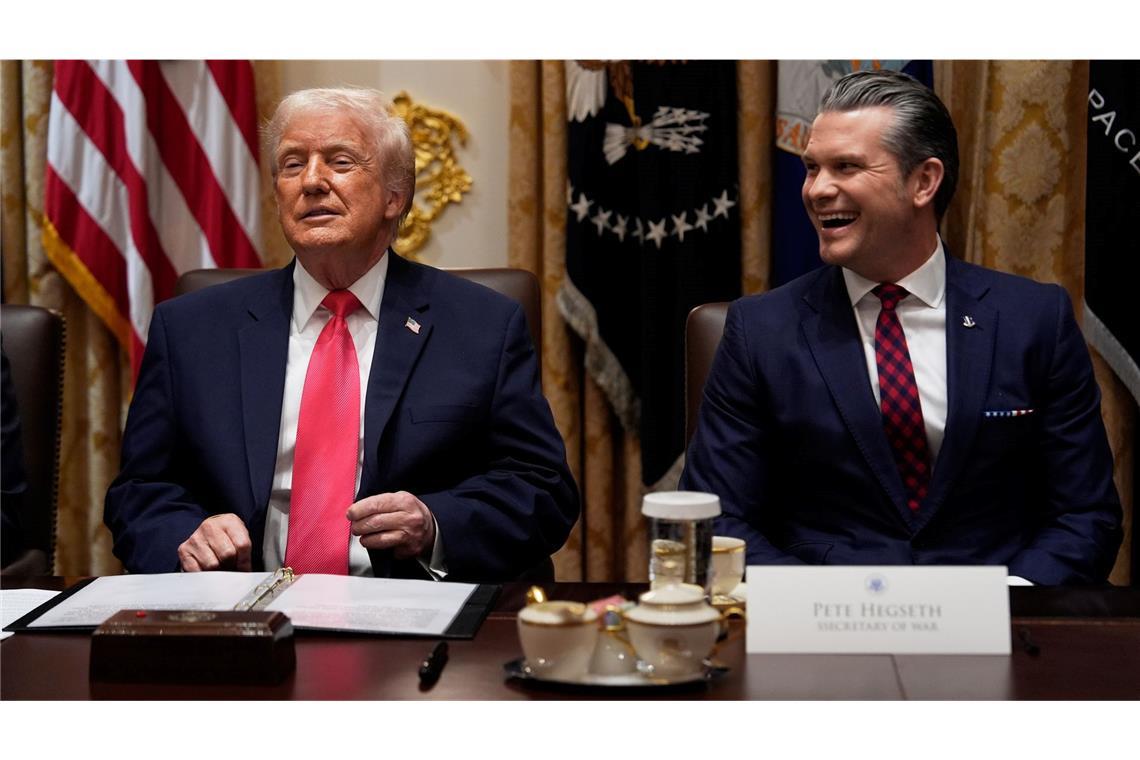 Präsident Trump und Verteidigungsminister Hegseth