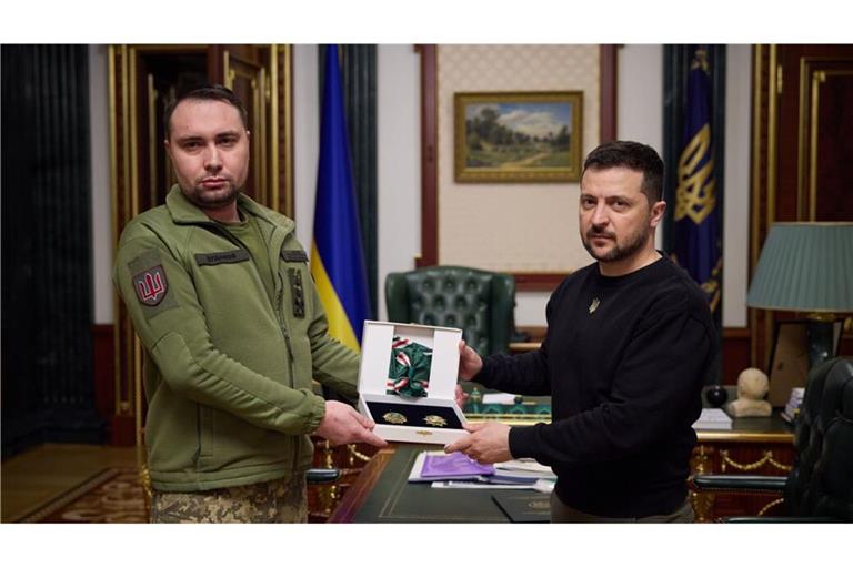 Ukraine tötet Kriegsverbrecher Präsident Volodymyr Zelenskyj zeichnet Geheimdienstchef Kyrylo Budanov (li.) aus. Der 39-jährige Generalleutnant diente in einer Spezialeinheit, wurde mehrfach im Donbass und auf der Krim verwundet.