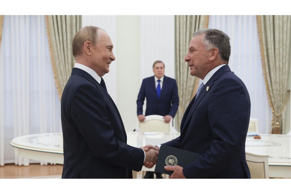 „Nützlich und konstruktiv“: Putin trifft Trumps Unterhändler Präsident Wladimir Putin und der Sondergesandte von US-Präsident Trump, Steve Witkoff reichen sich während ihres Treffens in Moskau die Hände.