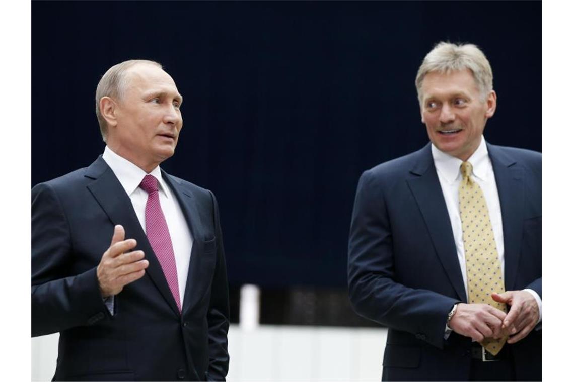 Präsident Wladimir Putin und sein Sprecher Dmitri Peskow vor den Regionalwahlen in Russland. Foto: Alexander Zemlianichenko/AP/dpa