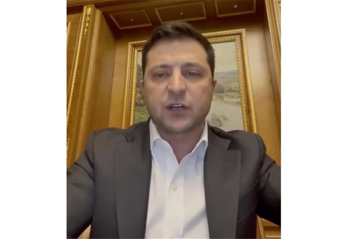 Selenskyj ordnet allgemeine Mobilmachung in Ukraine an Präsident Wolodymyr Selenskyj fordert die Ukrainer auf, zu Hause zu bleiben und nicht in Panik zu geraten. Foto: Efrem Lukatsky/Ukrainian Presidential Press Office/AP/dpa
