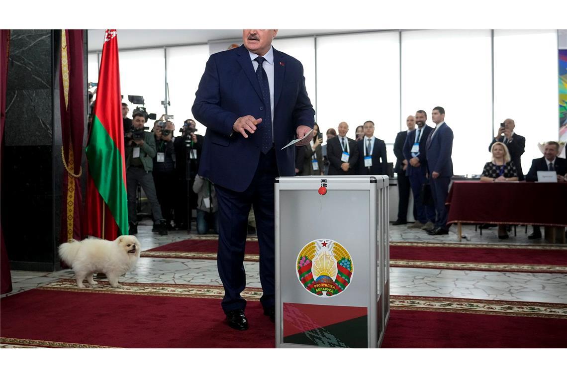 Bilder des Tages Präsidentenwahl in Belarus mit Hund: Lukaschenko gibt Stimme in Minsk ab