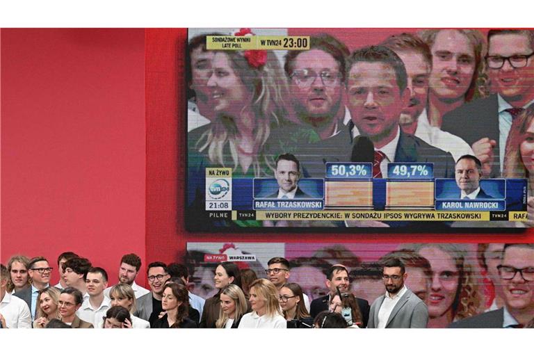 Präsidentenwahl in Polen: Beide Politiker zeigten sich vor ihren Anhängern siegessicher.