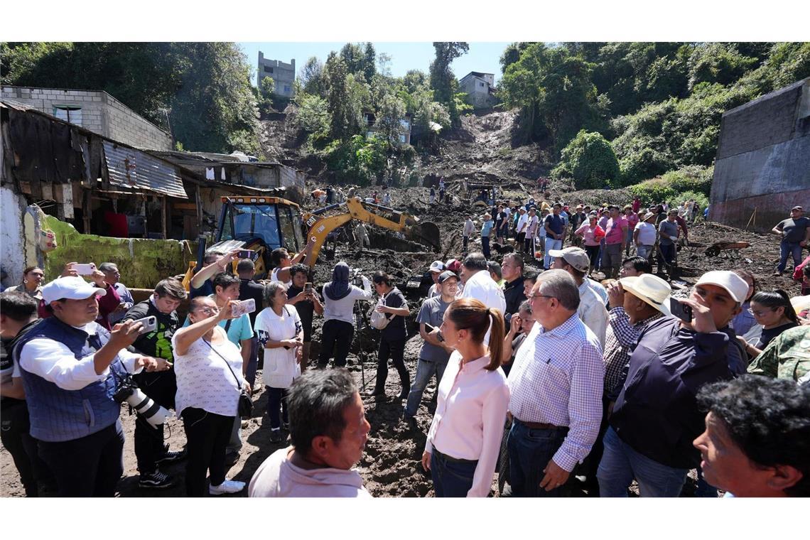 Unwetter in Mexiko: Mehr als 40 Tote und viele Vermisste Präsidentin Sheinbaum besuchte eine betroffene Gemeinde im zentralen Bundesstaat Puebla.