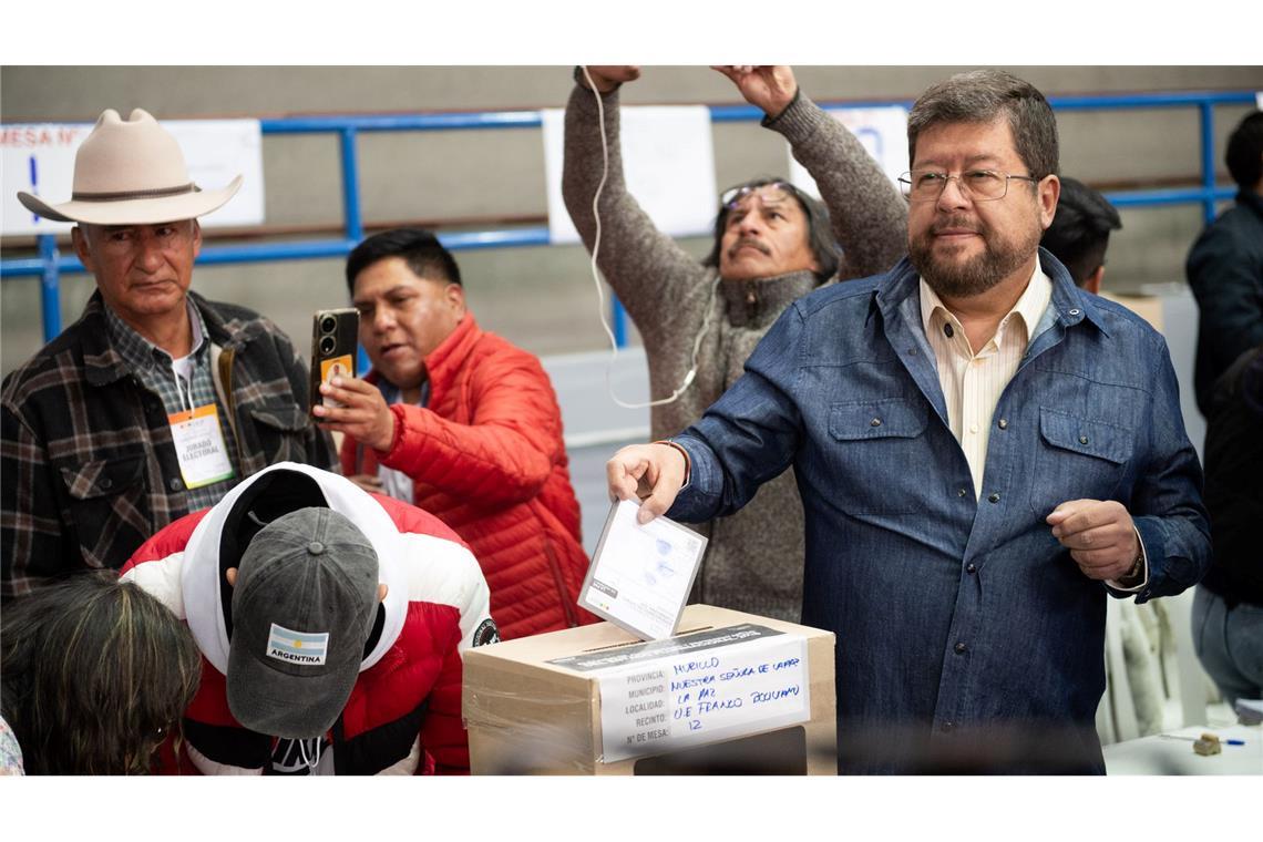 Bolivien: Stichwahl zwischen zwei Oppositionskandidaten Präsidentschaftskandidat Samuel Doria Medina galt lange als Favorit für eine Stichwahl, landete aber auf dem dritten Platz.