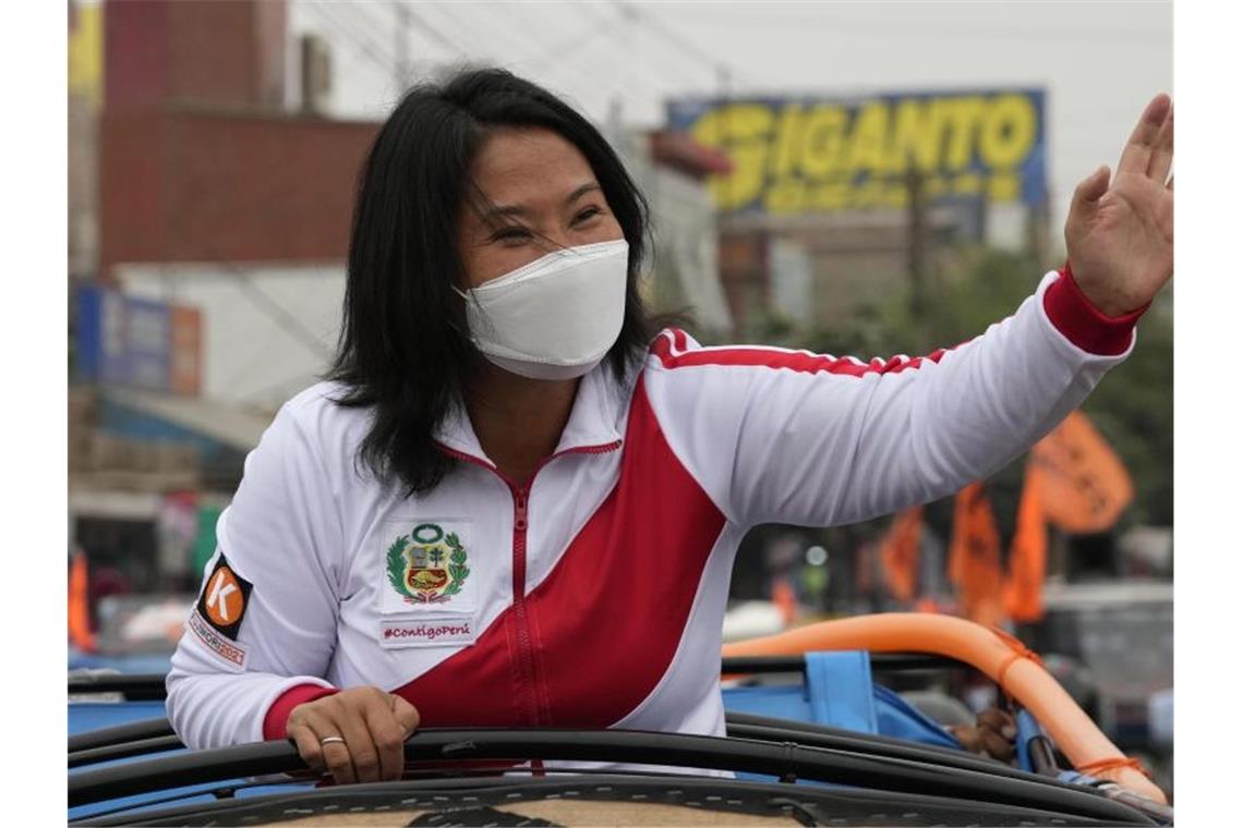 Präsidentschaftskandidatin Keiko Fujimori von der Partei Popular Force winkt ihren Anhängern zu. Angesichts des extrem knappen Rennens bei der Präsidentenwahl in Peru hat Fujimori vor Betrug gewarnt. Foto: Martin Mejia/AP/dpa