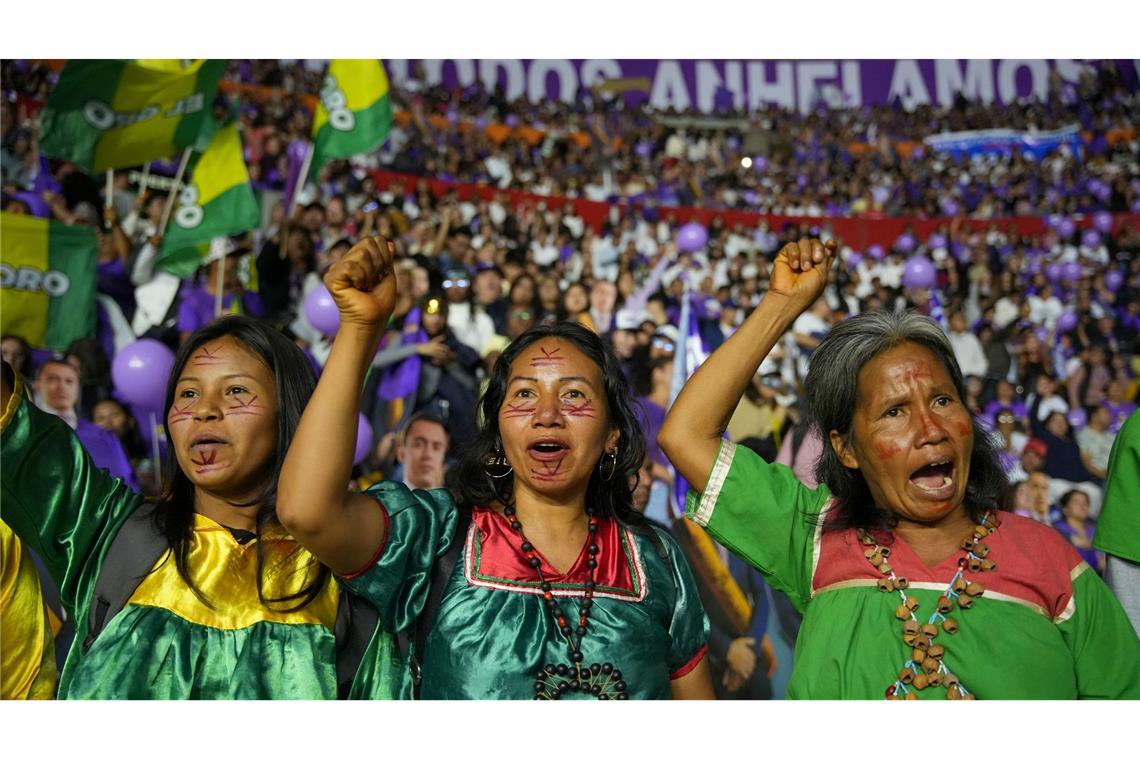 Bilder des Tages Präsidentschaftswahl in Ecuador: Indigene Anhänger des ecuadorianischen Präsidenten Daniel Noboa feuern ihn während einer Wahlkampfveranstaltung an. Am 13. April gibt es in Ecuador eine Stichwahl, weil zuvor keiner der Präsidentschaftskandidaten die erforderliche Mehrheit bekommen hatte.