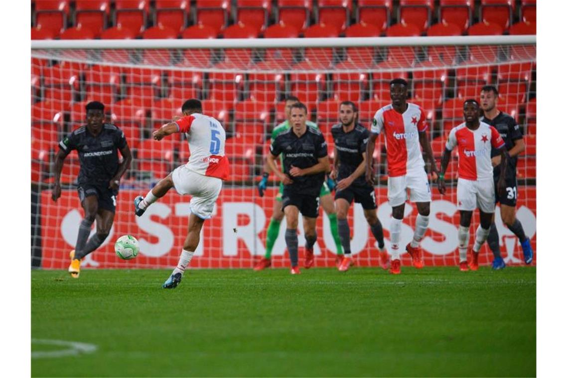 Prags Alexander Bah (2.v.l./5) erzielt das Tor zum 1:0 gegen die Berliner Gäste. Foto: Robert Michael/dpa-Zentralbild/dpa