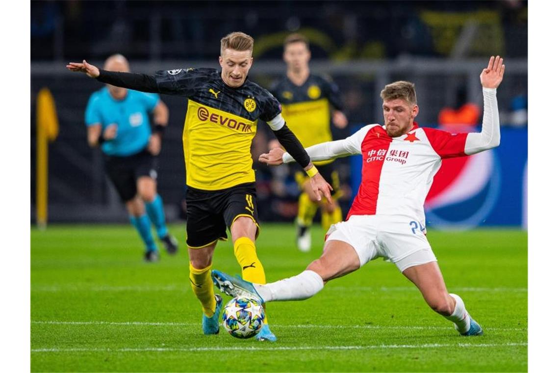Schützenhilfe von Barca: BVB zittert sich ins Achtelfinale Prags Ladislav Takacs (r) versucht BVB-Kapitän Marco Reus vom Ball zu trennen. Foto: Guido Kirchner/dpa