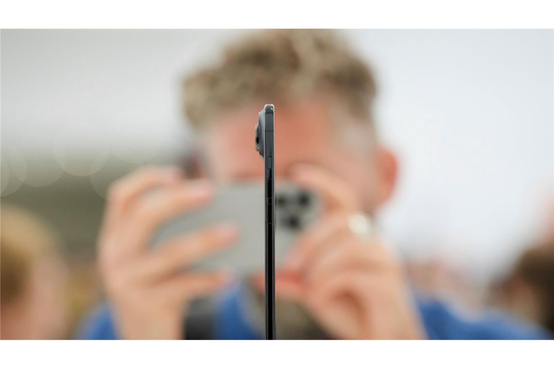 Apple macht mit schlankem iPhone Ansage für die Zukunft Praktisch die gesamte Elektronik wurde beim iPhone Air in die Kamera-Wölbung gequetscht. Den restlichen Platz hinter dem Display füllt die Batterie aus.