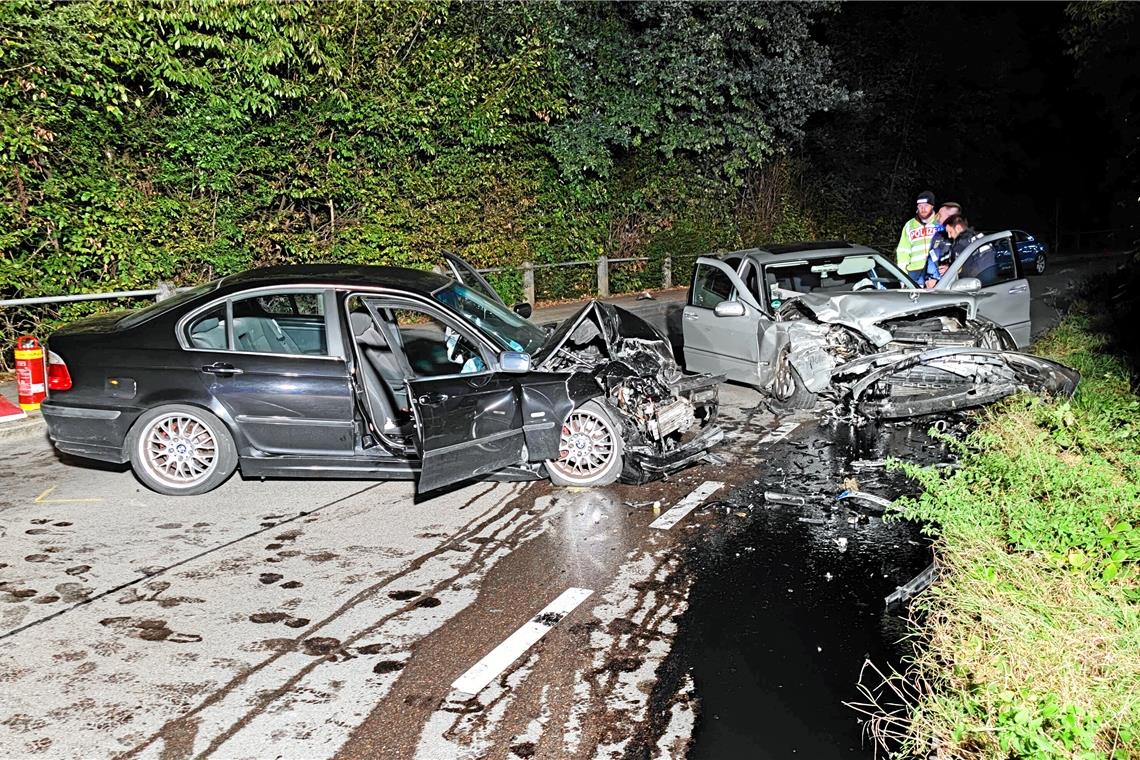 Schwerer Verkehrsunfall in Backnang mit Verletzten Prallten frontal zusammen: ein BMW und ein Mercedes. Foto: Kevin Lermer/7aktuell