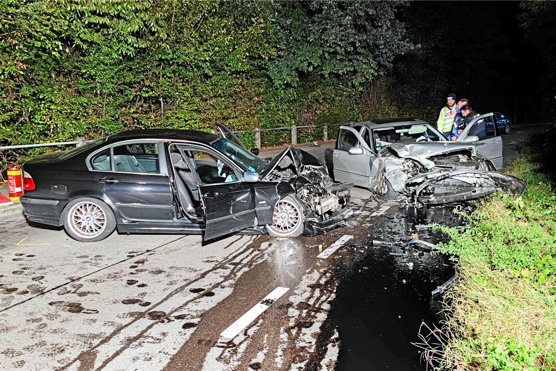 Prallten frontal zusammen: ein BMW und ein Mercedes. Foto: Kevin Lermer/7aktuell