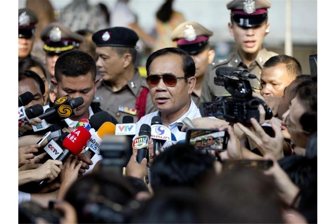 Prayut Chan-o-cha (M) bleibt Premierminister von Thailand. Foto: Gemunu Amarasinghe/AP