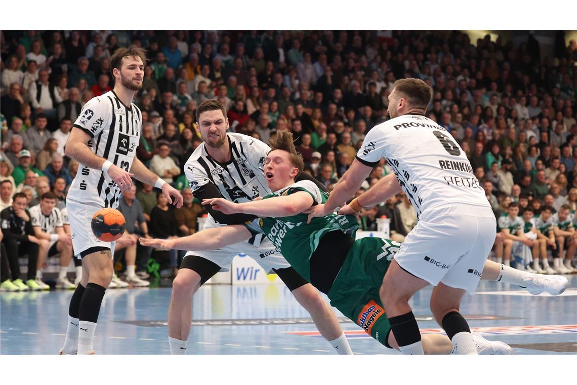 Pregler wird von Hendrik Pekeler und Harald Reinkind (re.) gestoppt.