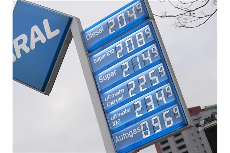 Preise für Kraftstoffe an einer Tankstelle in Berlin. Der russische Angriffskrieg in der Ukraine hatte zu neuen Turbulenzen auf den Ölmärkten geführt. Foto: Paul Zinken/dpa