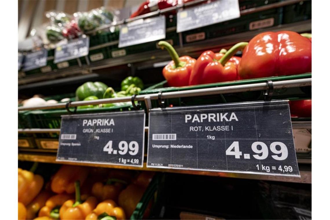 Preisschilder an den Gemüseregalen in einem Supermarkt. Foto: Fabian Sommer/dpa