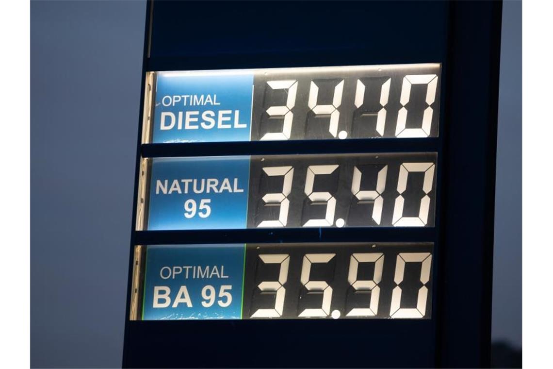Tschechien führt Euro auch nach Regierungswechsel nicht ein Preistafel an einer Tankstelle an der deutsch-tschechischen Grenze: Tschechien bleibt wohl vorerst bei der Krone. Foto: Sebastian Kahnert/dpa-Zentralbild/dpa