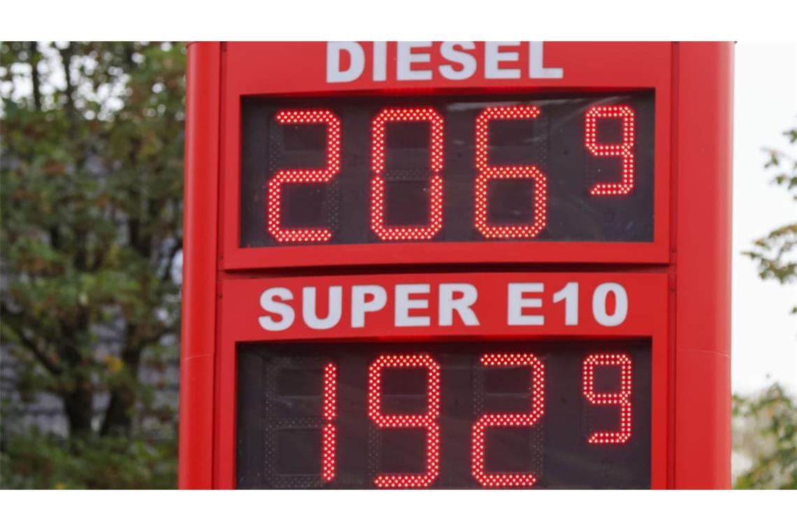 Preistafel einer Tankstelle: Der Sprit ist in den verganganenen Tagen teurer geworden&nbsp;– trotz Tankrabatts.