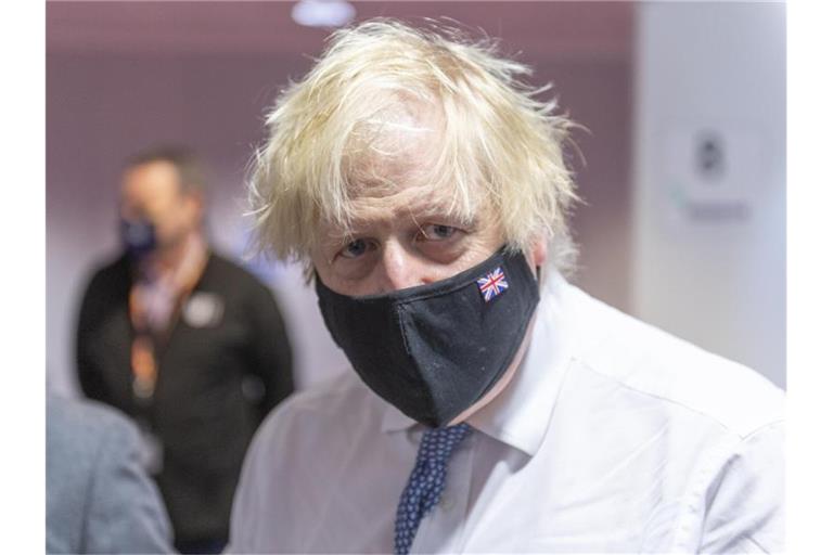 Premier Boris Johnson beim Besuch eines Corona-Impfzentrums. Foto: Geoff Pugh/Daily Telegraph/PA Wire/dpa
