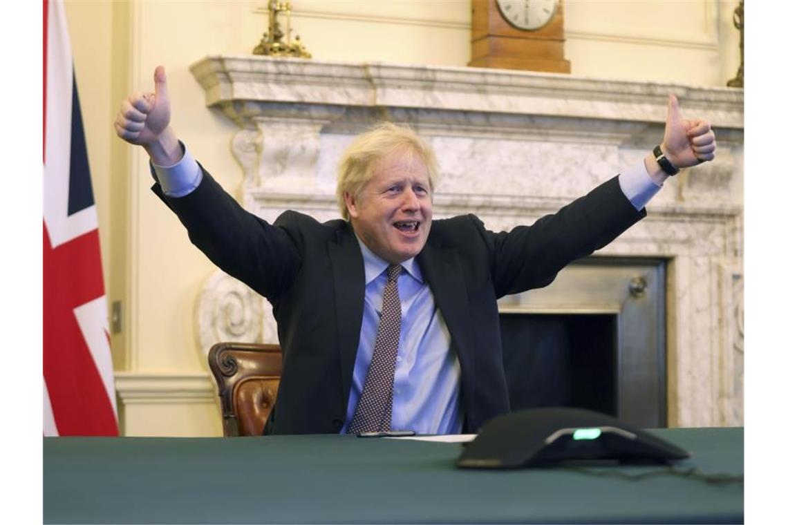 Premier Boris Johnson jubelt in der 10 Downing Street nach der erzielten Einigung in den Brexit-Verhandlungen. Foto: Pippa Fowles/No 10 Downing Street/XinHua/dpa