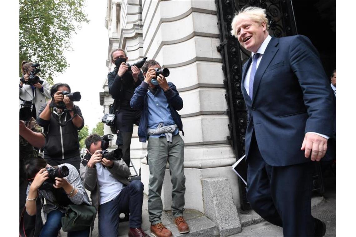 Premier Boris Johnson kehrt nach einer Kabinettssitzung im Foreign and Commonwealth Office (FCO) in die Downing Street 10 in London zurück. Foto: Stefan Rouseau/PA Wire/dpa